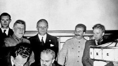 Подписване на Пакта "Рибентроп–Молотов" под усмихнатия поглед на Сталин