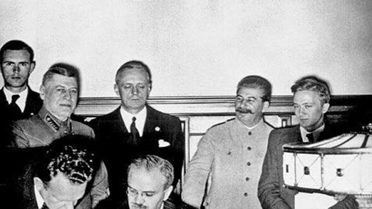 Подписване на Пакта "Рибентроп–Молотов" под усмихнатия поглед на Сталин