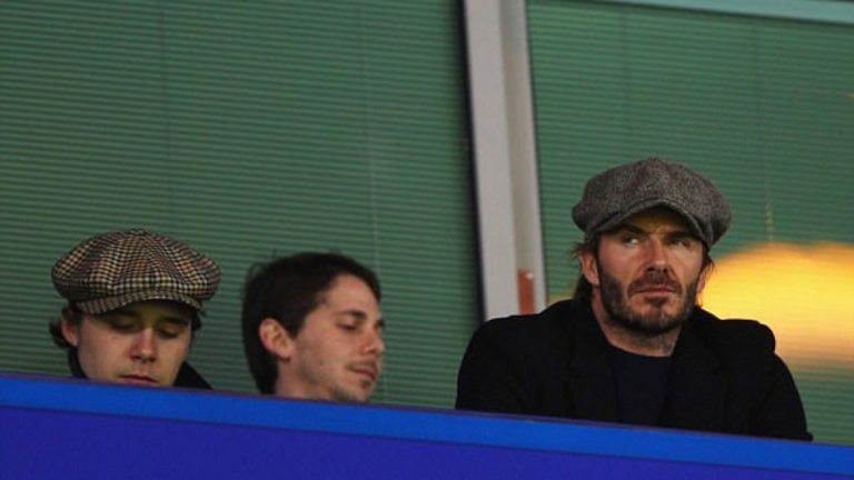 ФА къп си остава атракция
Често се говори, че най-старият футболен турнир е загубил от блясъка си, но магията му не може да изчезне току-така. Дейвид Бекъм, Рууд Гулит и Фабио Капело бяха само част от футболните величия, които в понеделник изгледаха на живо големия мач. А какви сблъсъци предстоят на полуфиналите.... ФА къп си е ФА къп!