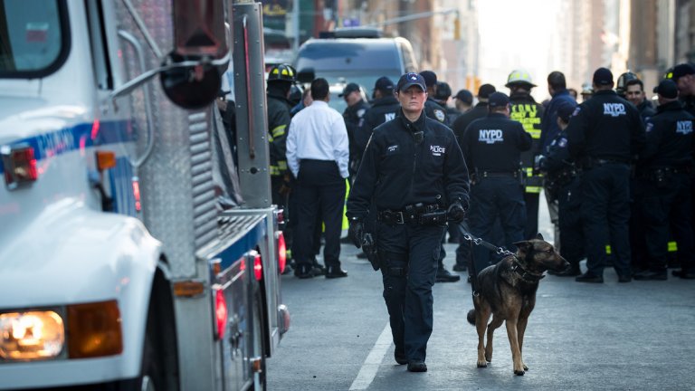 Бивш учител е отправял заплашителни закани, а обиска на дома му е открил взривни вещества