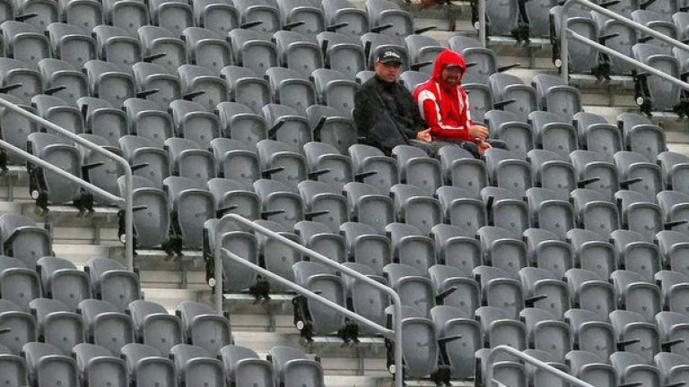 След пет отлагания за по 30 минути квалификацията в Остин беше преместена за неделя сутринта