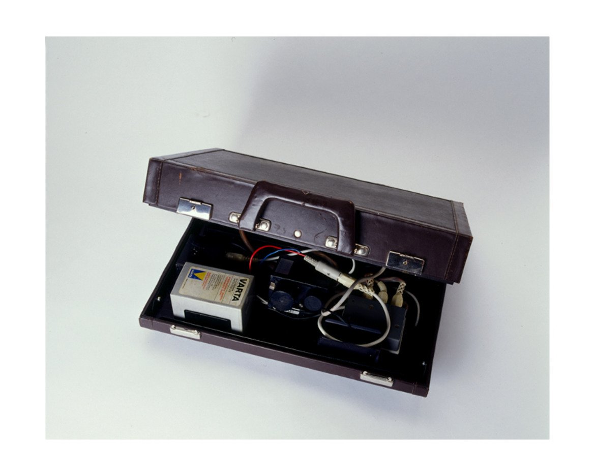 Не само КГБ и ЦРУ, но и източногерманското ЩАЗИ има практиката да изобретява устройства за тайно наблюдение. Това куфарче, натъпкано с кабели и батерии, всъщност представлява скрита камера.