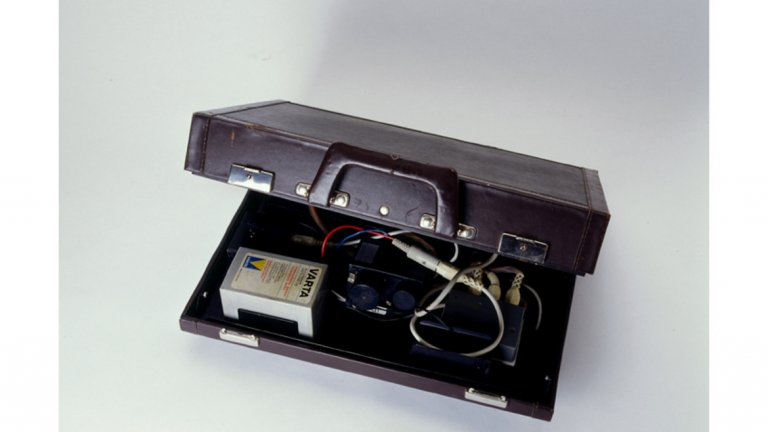 Не само КГБ и ЦРУ, но и източногерманското ЩАЗИ има практиката да изобретява устройства за тайно наблюдение. Това куфарче, натъпкано с кабели и батерии, всъщност представлява скрита камера.