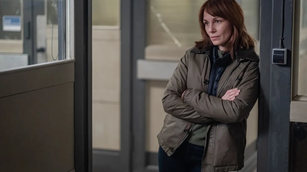 “След зимата”
Къде: HBO Max
Шефката на местна полицейска служба се сблъсква с мистерия, когато в ледените води на река е открито тялото на жена. Още по-стряскащото е, че жената е родила малко преди смъртта си, но бебето ѝ е изчезнало безследно.
В „След зимата“ детективката се впуска в преследване на истината, разкривайки тайни, които преплитат миналото и настоящето.