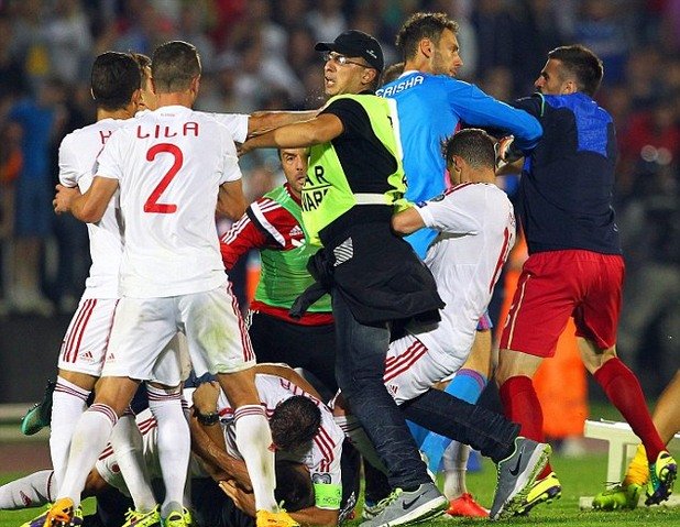 Политическият привкус на срещата Сърбия - Албания, заради който бе прекратен мача, не е прецедент. Ето и някои от най-хаотичните случаи, при които футболни срещи приключват заради ексцесии..