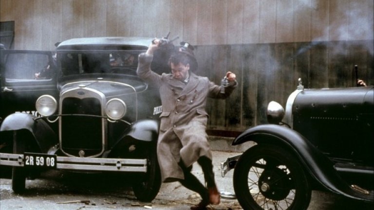 "Проходът на Милър" (Miller's Crossing) - 1990
Красив филм за мъже в шапки, филмът на братя Коен е вдъхновен от творчеството на Дашиъл Хамът. Бързи престрелки, времето на сухия режим, криминални босове, воюващи групировки... какво друго е нужно за едно вълнуващо и епично кино-изживяване?