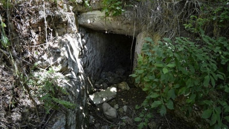 Входът към бункера завива, за да се избегнат поражения от рикошет или от попаднали във вратата снаряди.