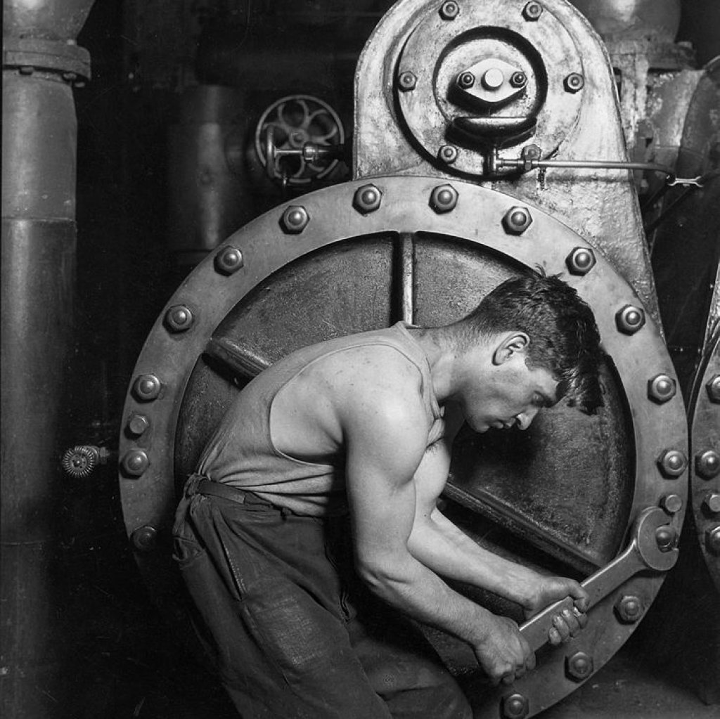 735px-Lewis_Hine_Power_house_mechanic_working_on_steam_pump