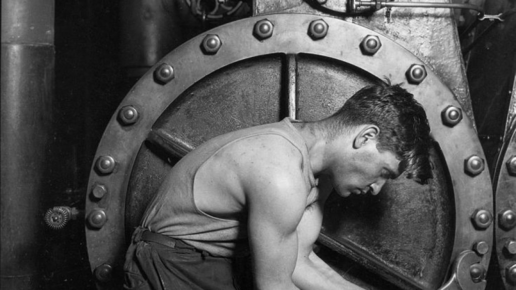 735px-Lewis_Hine_Power_house_mechanic_working_on_steam_pump