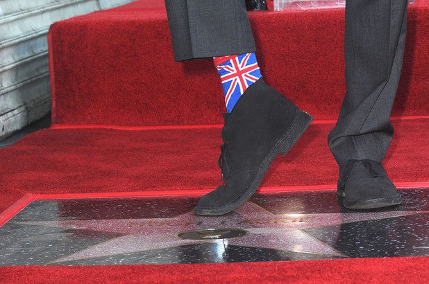 И побърза да покаже чорапите си с националното знаме на Великобритания.