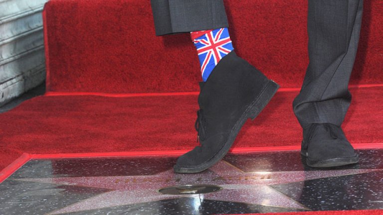 И побърза да покаже чорапите си с националното знаме на Великобритания.