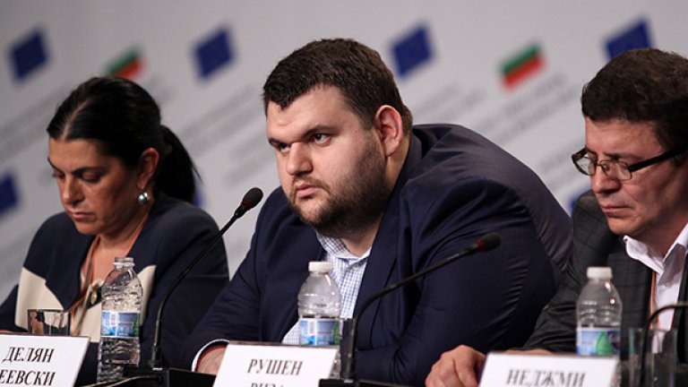 Делян Пеевски по време на пресконференцията на ДПС