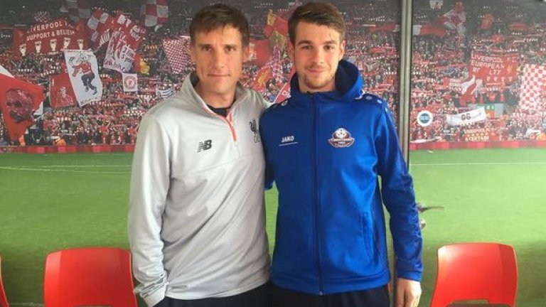 Директорът на академията, Ник Маршал, е един от хората, които всеки ден карат Ивелин и колегите му от хотела до базата.