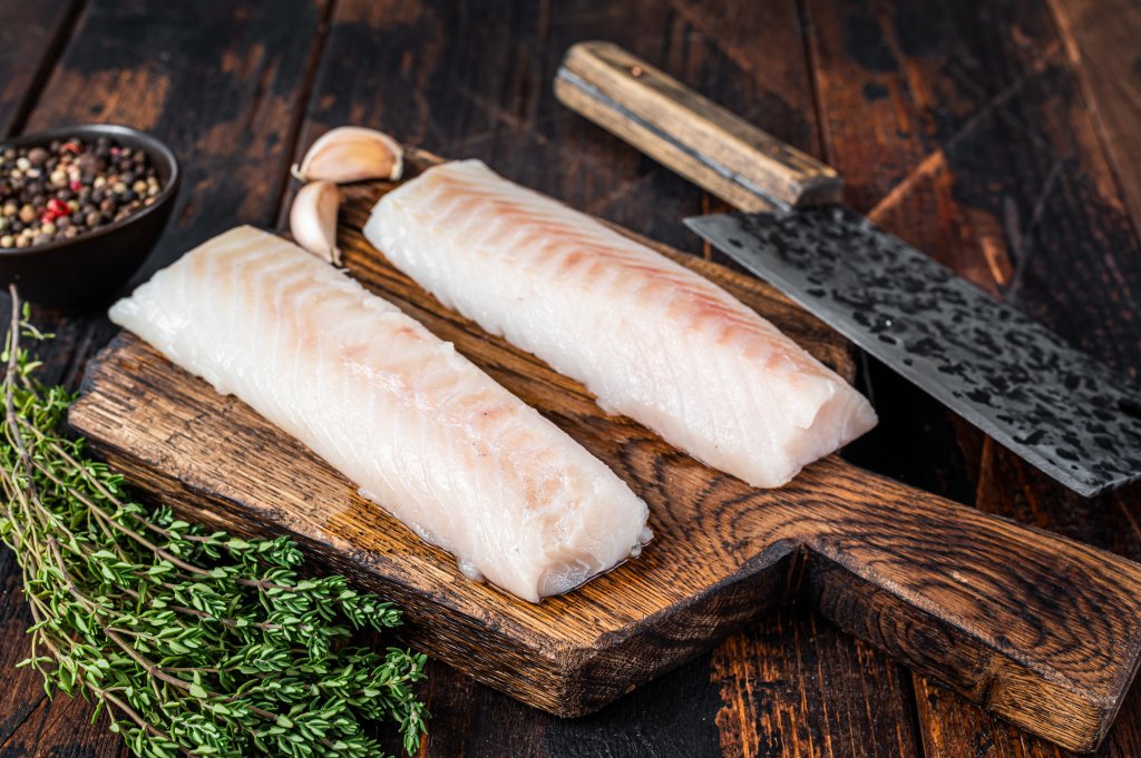 Риба

Тук по-специално става въпрос за треска, риба тон, тилапия, писия, скумрия, пъстърва или сьомга. Всички те са заредени с витамин B12, калий, магнезий, селен и други хранителни вещества, включително важните омега-3 мастни киселини. В изсушен вариант протеинът в тези риби може да съставлява до 93% от всички калории.