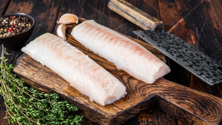 Риба

Тук по-специално става въпрос за треска, риба тон, тилапия, писия, скумрия, пъстърва или сьомга. Всички те са заредени с витамин B12, калий, магнезий, селен и други хранителни вещества, включително важните омега-3 мастни киселини. В изсушен вариант протеинът в тези риби може да съставлява до 93% от всички калории.