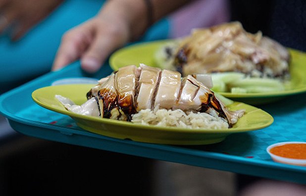 Chicken Rice е хамбургерът на Сингапур. Състои се от ориз и бяло месо, основно пилешко, завити с резени краставица и полети в много чесън и чили сос. На снимката е по-официална версия, но Chicken Rice обикновено се продава по улици