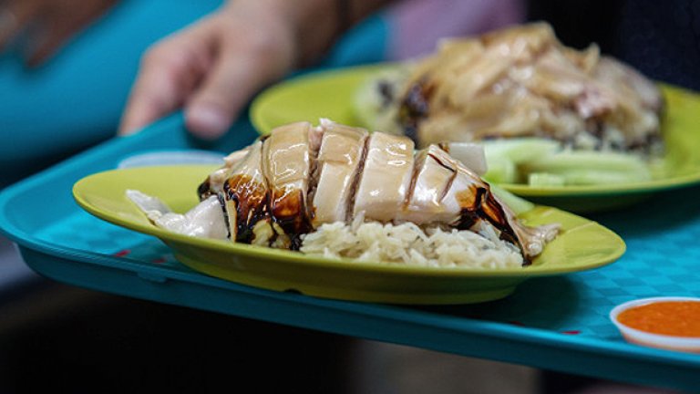 Chicken Rice е хамбургерът на Сингапур. Състои се от ориз и бяло месо, основно пилешко, завити с резени краставица и полети в много чесън и чили сос. На снимката е по-официална версия, но Chicken Rice обикновено се продава по улици