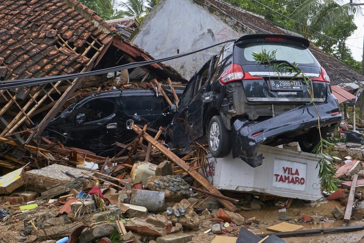 Риск от нови вълни цунами застрашава Индонезия