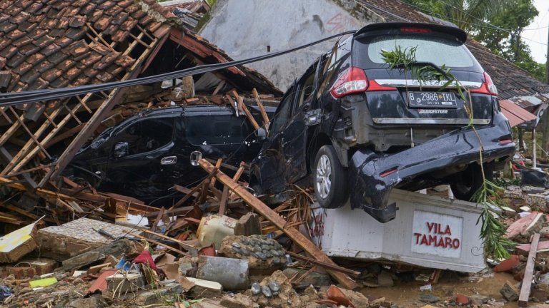 Риск от нови вълни цунами застрашава Индонезия