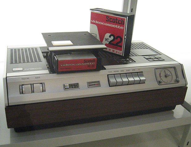 Един от първите видео-рекордъри Betamax. Изглежда като космически кораб. И е почти толкова голям
