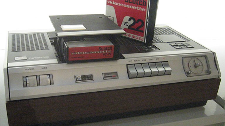 Един от първите видео-рекордъри Betamax. Изглежда като космически кораб. И е почти толкова голям