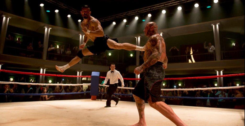 Скот Адкинс
Британецът със сигурност не е най-талантливия актьор, но пък за сметка на това сам си прави голяма част от каскадите и наистина умее да раздава ритници. Започва с таекуондо като тийнейджър, след като го обират в училище, а след това надгражда с кикбокс, нинджитсу, крав мага, карате, ушу и муай тай. Най-известната му роля е тази на Юри Бойка във “Фаворитът 2” и продълженията му, но участва и в някои високобюджетни ленти като “Ултиматумът на Борн” и “Доктор Стрейндж”.