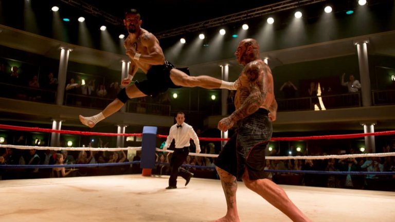 Скот Адкинс
Британецът със сигурност не е най-талантливия актьор, но пък за сметка на това сам си прави голяма част от каскадите и наистина умее да раздава ритници. Започва с таекуондо като тийнейджър, след като го обират в училище, а след това надгражда с кикбокс, нинджитсу, крав мага, карате, ушу и муай тай. Най-известната му роля е тази на Юри Бойка във “Фаворитът 2” и продълженията му, но участва и в някои високобюджетни ленти като “Ултиматумът на Борн” и “Доктор Стрейндж”.