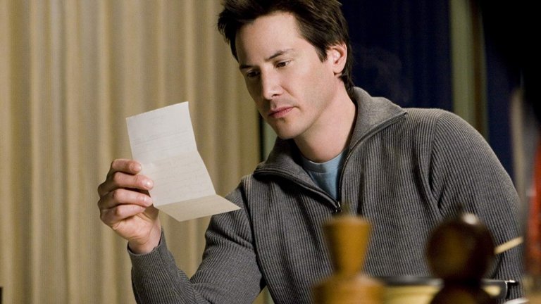 Къщата на езерото 
"Къщата на езерото" отново събира Киану Рийвс и Сандра Бълок на голям екран, този път обаче за доза чиста романтика без елементи на екшън. 
Той е архитект Алекс Уилър, а тя – доктор Кейт Фостър. С всеки написан ред от тяхната кореспонденция става все по-явно, че те са сродни души, обречени да бъдат заедно. Има само един проблем – влюбените не живеят в една и съща година…
Въпреки че тандемът Рийвс-Бълок се е доказал като успешен, първият избор на режисьора Алехандро Агрести е Джон Кюсак. Той обаче отказва и така ролята се пада на Киану.