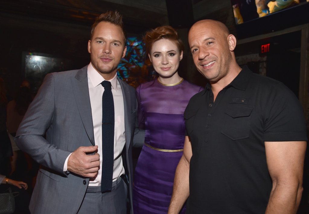 В един момент е осъзнала, че не е добра актриса
Гилън признава, че е тих човек и интроверт, но не и що се отнася до актьорския занаят - там дори е надценявала способностите си. "Когато играех, се чувствах наистина уверена, че съм добра в това. Тогава един ден осъзнах, че не съм толкова добра, колкото си мислех - гледах се в нещо и си помислих "О, Боже, това е ужасно, трябва да се потрудя и да разбера как се прави", разказва Карън в интервю. (на снимката с колегите си от "Пазителите на галактиката" Крис Прат и Вин Дизел)