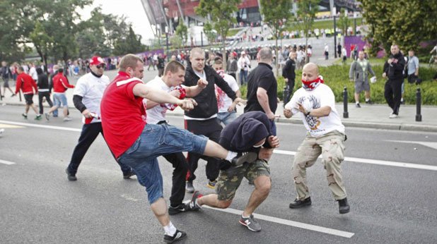 Полски фенове бият руснаци във Варшава на Евро 2012