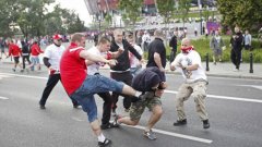 Полски футболни фенове бият руски запалянковци на Евро 2012