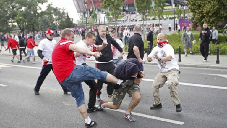 Полски фенове бият руснаци във Варшава на Евро 2012