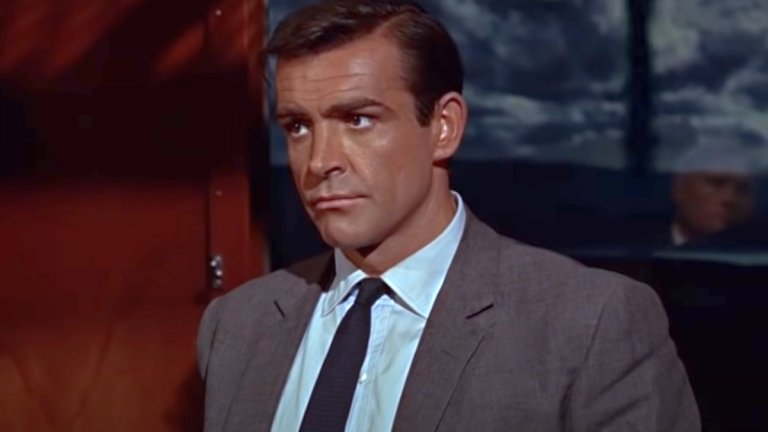 "От Русия с любов" (From Russiа With Love, 1964 г.)
Бонд е: Шон Конъри
Споменатата тайна организация - СПЕКТЪР - има още по-важна роля във втория филм за агент 007. Тук разчитането на джаджи, характерно за по-късните филми (с Пиърс Броснан например) още го няма, а Бонд е по-близък до оригинала от романите на Иън Флеминг.
Историята продължава тази от "Доктор Но" - СПЕКТЪР планират кражба от СССР, както и отмъщение срещу Бонд. Агент 007 обаче се забива като прът в плановете на организацията, а междувременно успява да отбележи поредното си завоевание и на любовния фронт. Класика!