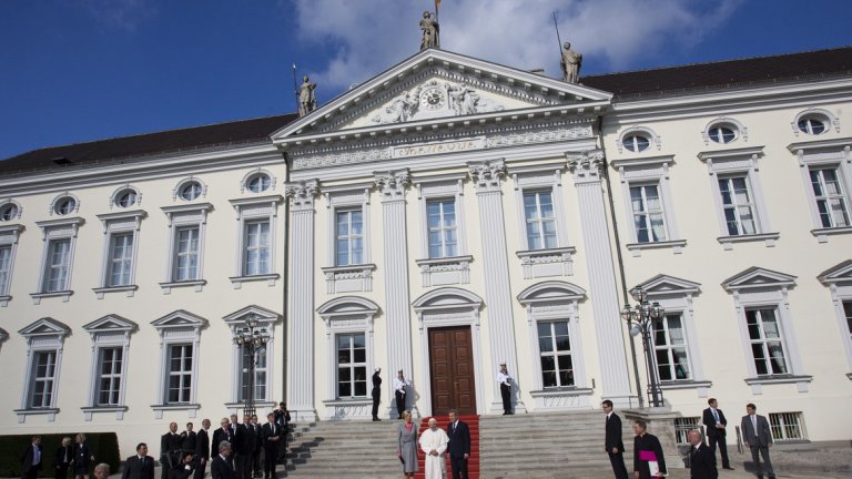 Дворецът Белвю, Берлин

Неокласическото имение е официалната резиденция на президента на Германия от 1994 г. Сградата е построена през 1785 г. за най-малкия брат на краля на Прусия Фридрих II, по-късно е превърната в училище, а по време на нацисткия режим е преобразувана в музей. Днес тук живее президента на Германия Франк-Валтер Щайнмайер.