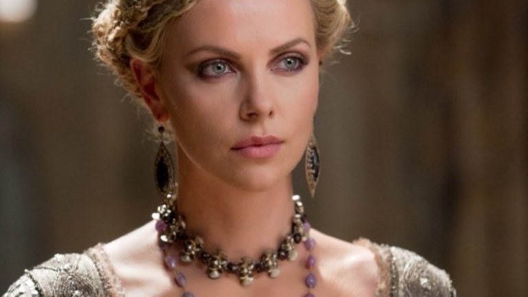 Кралица Равена (Snowhite and the Huntsman)
Странно е, когато "лошата" е по-красива и секси от главната героиня на филма. Но в случая говорим за Чарлийз Терон, което означава, че Кристен Стюарт няма никакъв шанс. Тук Терон играе Кралица Равена - тираничният владетел на кралството Табор и мащеха на Снежанка. Прякорът "Злата кралица" й подхожда идеално, както и титлата "най-красива на света".