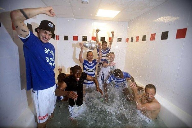 С отбора на Цволе в банята - празненствата след великата победа над Аякс на финала.