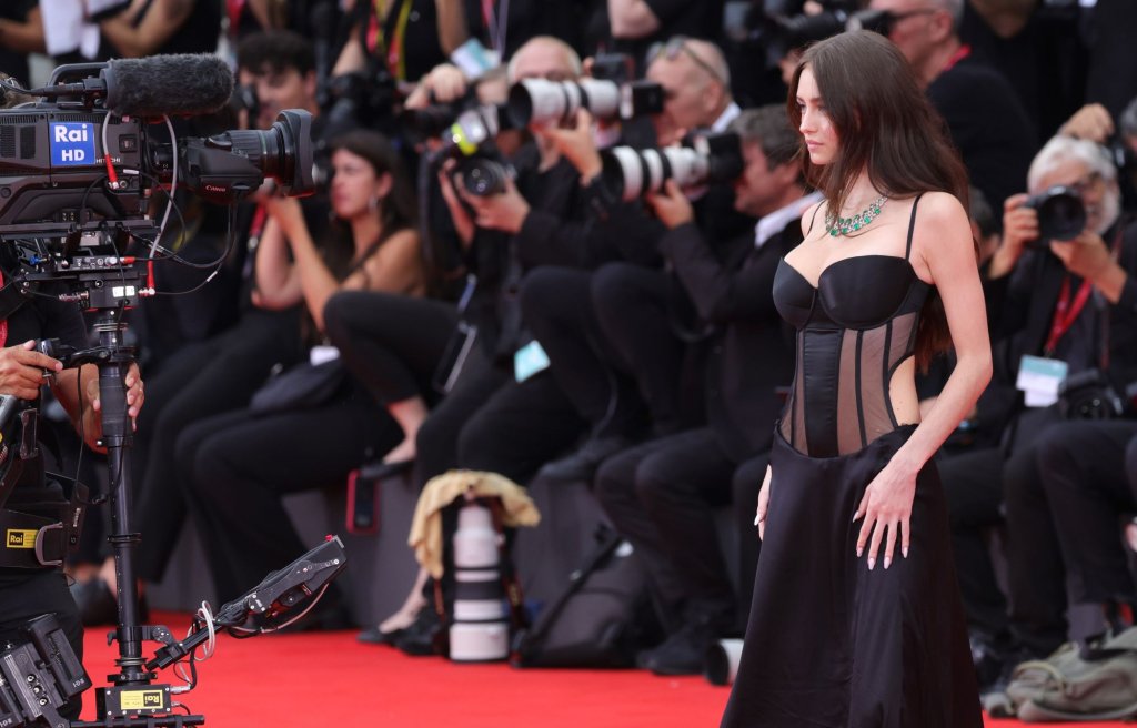 21-годишната Лени Клум облече черна прозираща рокля на Intimissimi.