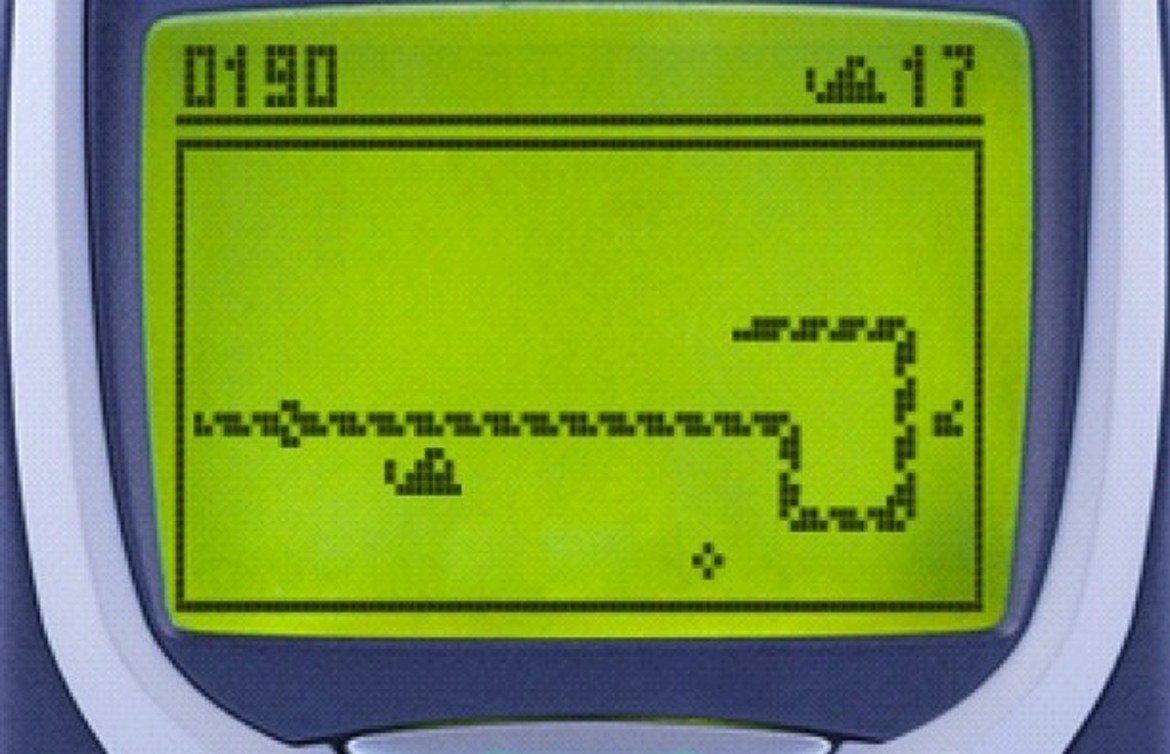2. Snake (Nokia 6110, 1997 г.) 

Игра, която днес може да ни се струва стара като времето, обречена да бъде помнена и споменавана заедно с някои от класическите модели на Nokia от края на 90-те. Концепцията, подобно на друг портативен хит като Tetris, е елементарна и не изисква никакви познания - управлявате "змия", чието тяло се удължава и трябва да избягвате опасните сблъсъци със стените и със собственото си тяло. 

Snake роди цели седем продължения само за телефони на Nokia и безчетен брой клонинги. През 2012 г. Музеят на модерното изкуство в Ню Йорк дори пожела да я включи в своята колекция. Новата версия на ретро хита Nokia 3310, която се очаква тази пролет, също ще включва Snake.
