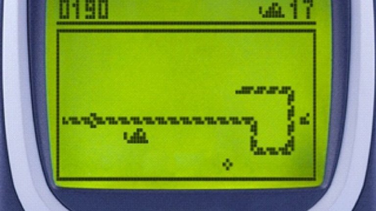 2. Snake (Nokia 6110, 1997 г.) 

Игра, която днес може да ни се струва стара като времето, обречена да бъде помнена и споменавана заедно с някои от класическите модели на Nokia от края на 90-те. Концепцията, подобно на друг портативен хит като Tetris, е елементарна и не изисква никакви познания - управлявате "змия", чието тяло се удължава и трябва да избягвате опасните сблъсъци със стените и със собственото си тяло. 

Snake роди цели седем продължения само за телефони на Nokia и безчетен брой клонинги. През 2012 г. Музеят на модерното изкуство в Ню Йорк дори пожела да я включи в своята колекция. Новата версия на ретро хита Nokia 3310, която се очаква тази пролет, също ще включва Snake.
