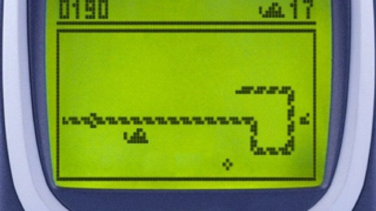 2. Snake (Nokia 6110, 1997 г.) 
Игра, която днес може да ни се струва стара като времето, обречена да бъде помнена и споменавана заедно с някои от класическите модели на Nokia от края на 90-те. Концепцията, подобно на друг портативен хит като Tetris, е елементарна и не изисква никакви познания - управлявате "змия", чието тяло се удължава и трябва да избягвате опасните сблъсъци със стените и със собственото си тяло. 
Snake роди цели седем продължения само за телефони на Nokia и безчетен брой клонинги. През 2012 г. Музеят на модерното изкуство в Ню Йорк дори пожела да я включи в своята колекция. Новата версия на ретро хита Nokia 3310, която се очаква тази пролет, също ще включва Snake.