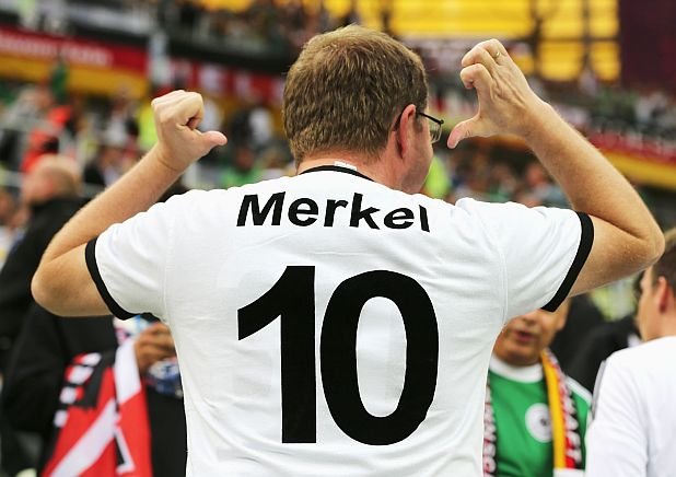 Фен на Меркел и на Германия с тениска с нейното име на Световното по футбол в Бразилия