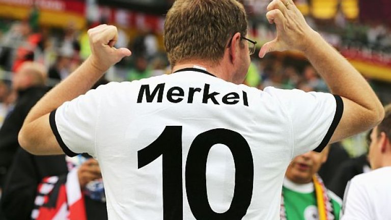 Фен на Меркел и на Германия с тениска с нейното име на Световното по футбол в Бразилия