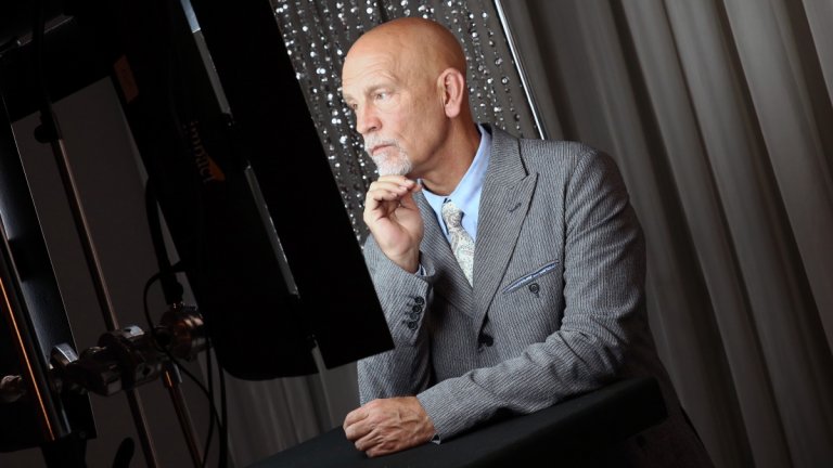 Как се справя тогава? 
С жена му променят начина, по който харчат, а той започва да работи повече. Спира да плаща разходите на роднини и приятели, както и да продуцира филми, които губят пари.
"След два-три дни си казваш: "Имаш късмет, че си жив, късметлия си, че имаш работа", коментира актьорът. Допълва, че много хора изобщо не успяват да спестят пари.