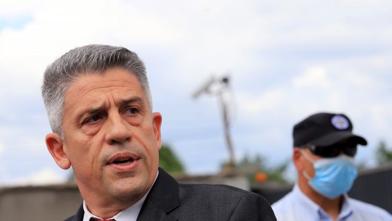 Според Атанас Атанасов зад уволнението му се вижда "дългата ръка на Кремъл", както и интересите на бизнесмен с повдигнати обвинения