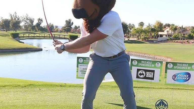 Майсторът може да направи добър удар и с чужда глава... но само в благотворителни турнири по голф, като този в Аризона. Професионалисти, не пробвайте такива удари!