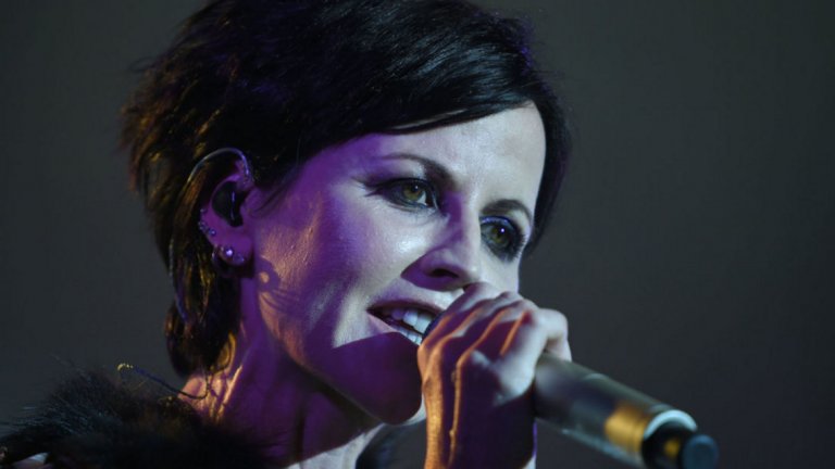 The Cranberries - Zombie
Култовото парче на The Cranberries е вдъхновено от терористичната бомбена атака на Ирландската революционна армия (ИРА) в Уорингтън, графство Чешър от 20 март 1993 г., при която са убити две деца. Самата песен призовава за мир между Англия и Ирландия и осъжда насилието, което продължава от 1916-а насам.