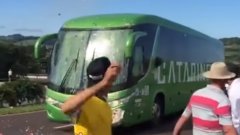 Фенове обсипаха с камъни и яйца автобусът, който превозваше националите на Бразилия.