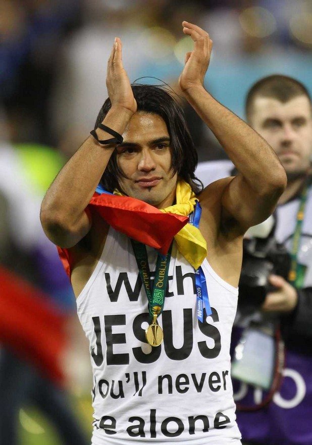 След успеха на Порто в Лига Европа през 2011 г. тениската на Радамел Фалкао бе ясна: С Исус никога няма да си сам!