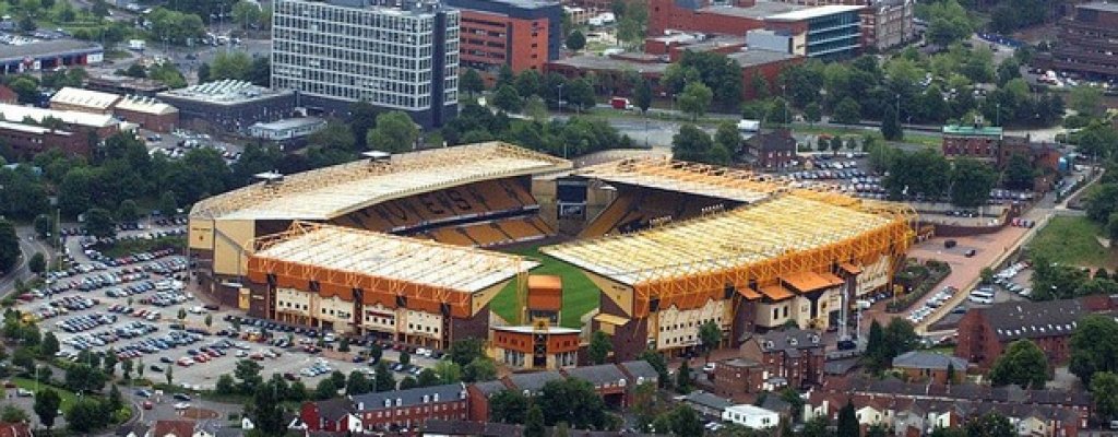 
"Молиню" на Уулвърхемптън от 2003 г. През 2014-а "вълците" отбелязаха 125 години, в които играят на знаменития си стадион.