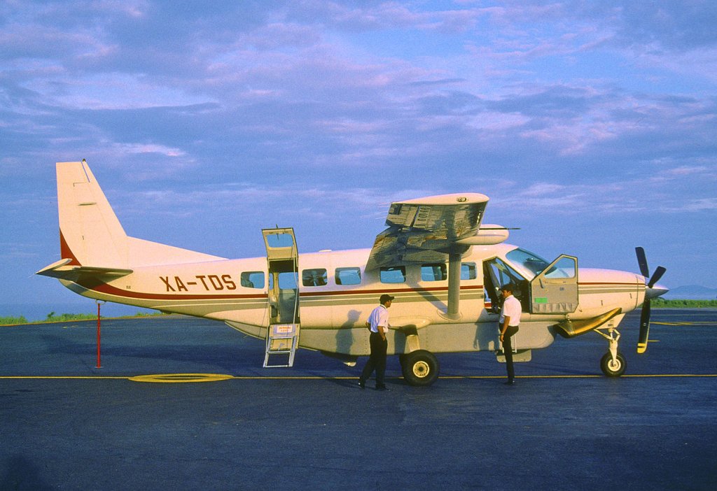 252aa_-_Aerotucán_Cessna_208B_Grand_Caravan;_XA-TDS@PXM;28.7.2003_(6160875320)